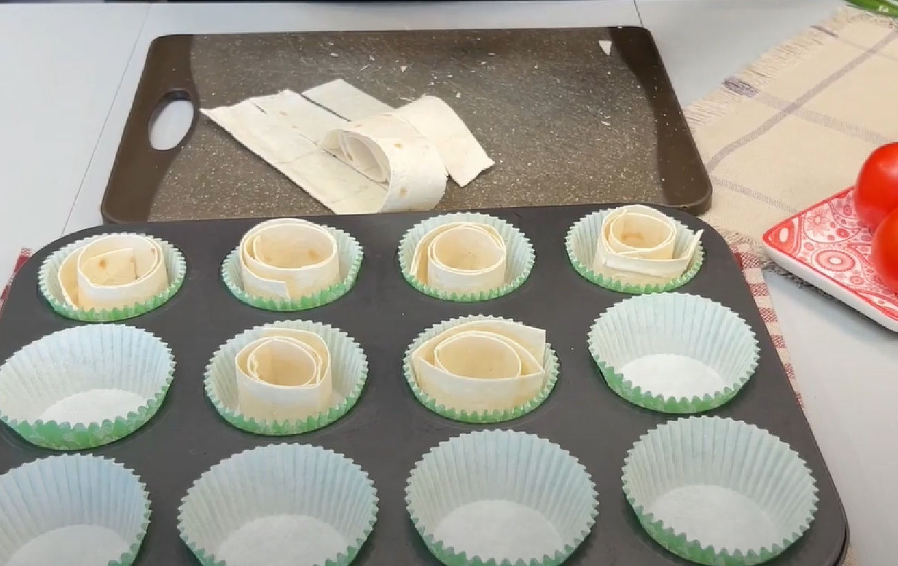 Несладкие кексы с овощами и тунцом: рецепт сытного перекуса за 20 минут